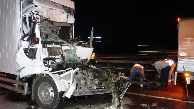 Düzce'de kamyonlar çarpıştı:1 ölü