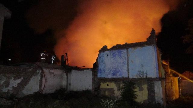 Bursa’da Metruk bina alev alev yandı