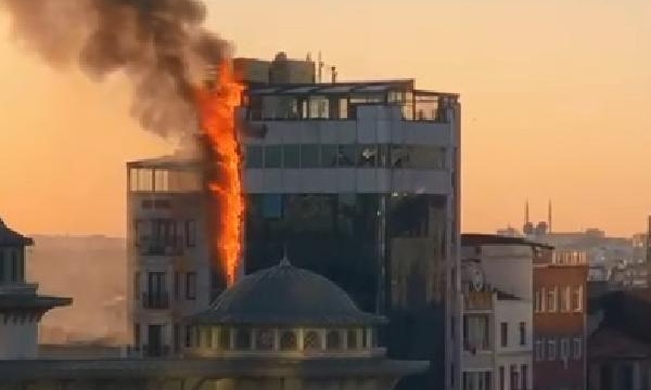 Taksim'deki binada çıkan yangın kontrol altına alındı