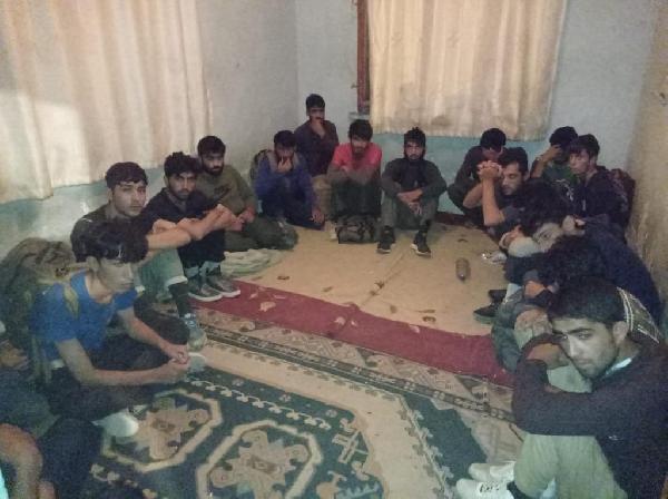 Bir evde 43 Afganlı yakalandı 