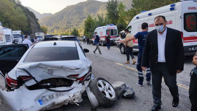 Sakarya'da feci kaza: 12 yaralı