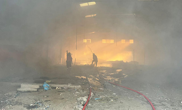 Tarsus’ta atıl durumdaki fabrikada yangın