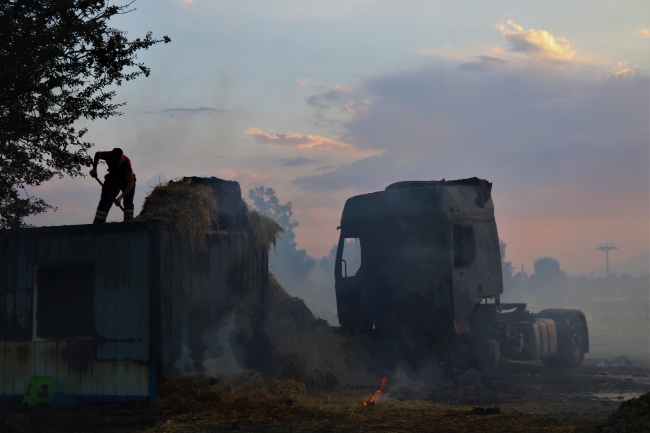 Burdur'daki yangında 150 ton saman ve 1 tır yandı