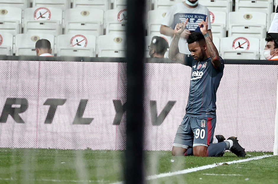 Beşiktaş'a Alex Teixeira'dan kötü haber