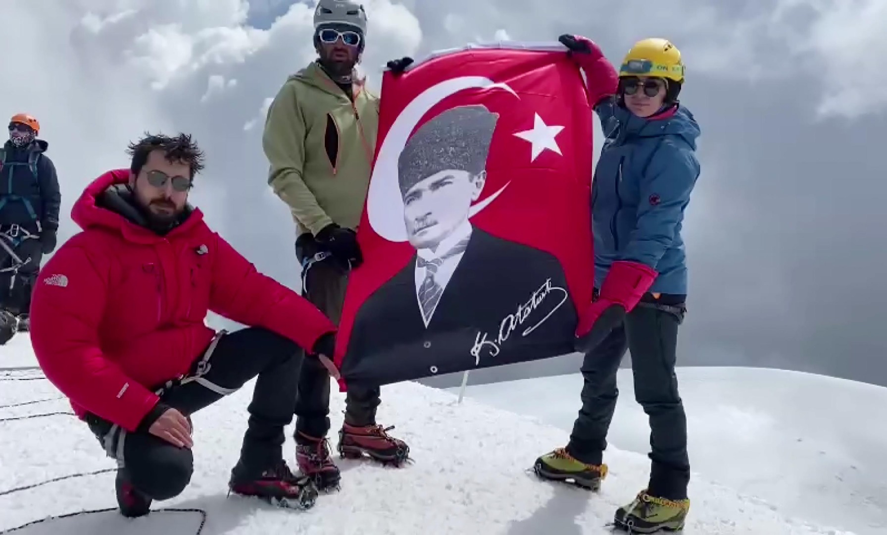 Türk dağcılardan Gürcistan'da 'Zafer Tırmanışı'