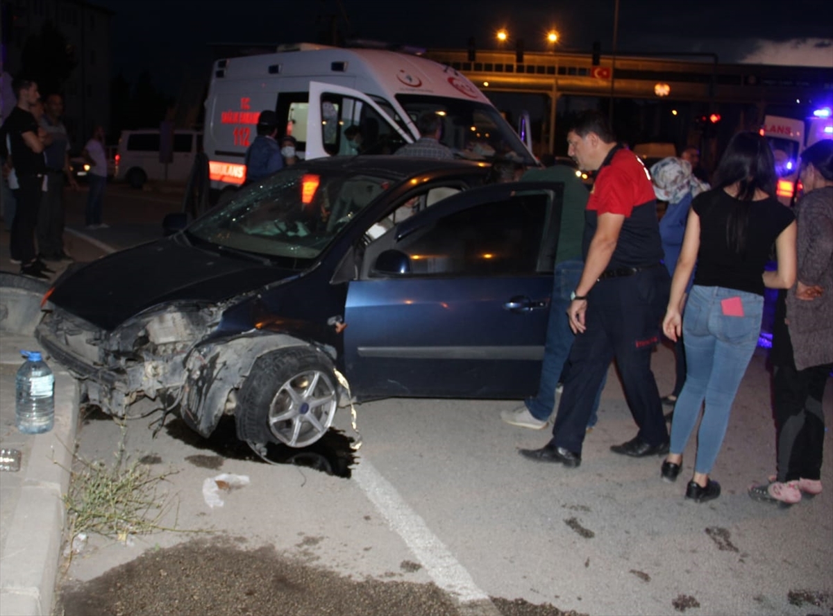 Afyonkarahisar'da iki otomobil çarpıştı: 5 yaralı