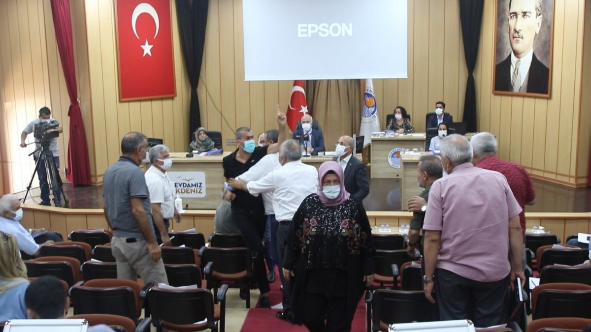 Mersin Akdeniz Belediyesi'nde ''heval'' gerginliği