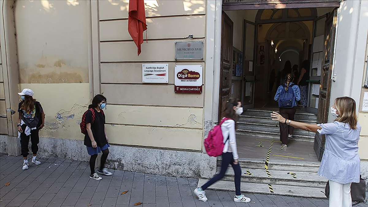 İtalya'da 4 milyon öğrenci korona önlemleri eşliğinde ders başı yaptı