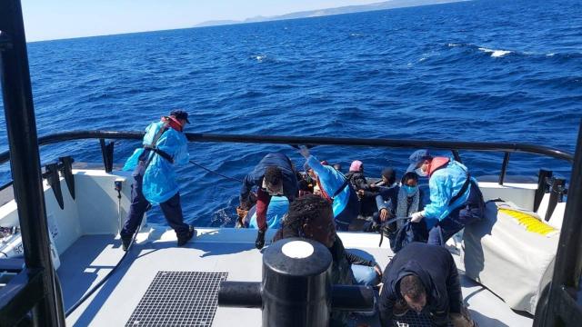Türk kara sularına itilen 63 düzensiz göçmen kurtarıldı