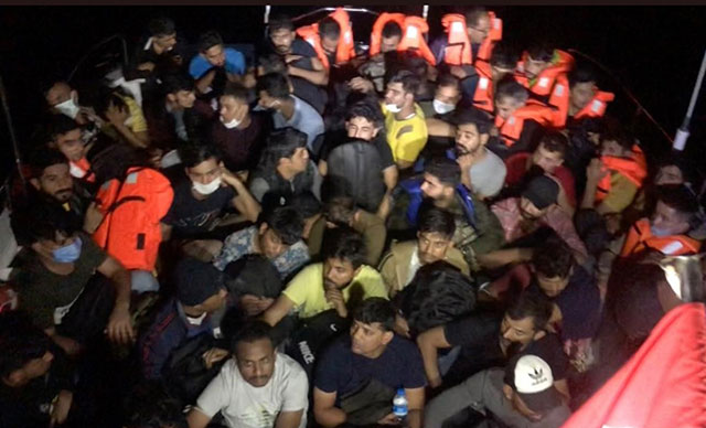 Çanakkale Boğazı'nda yelkenli teknede 58 göçmen yakalandı