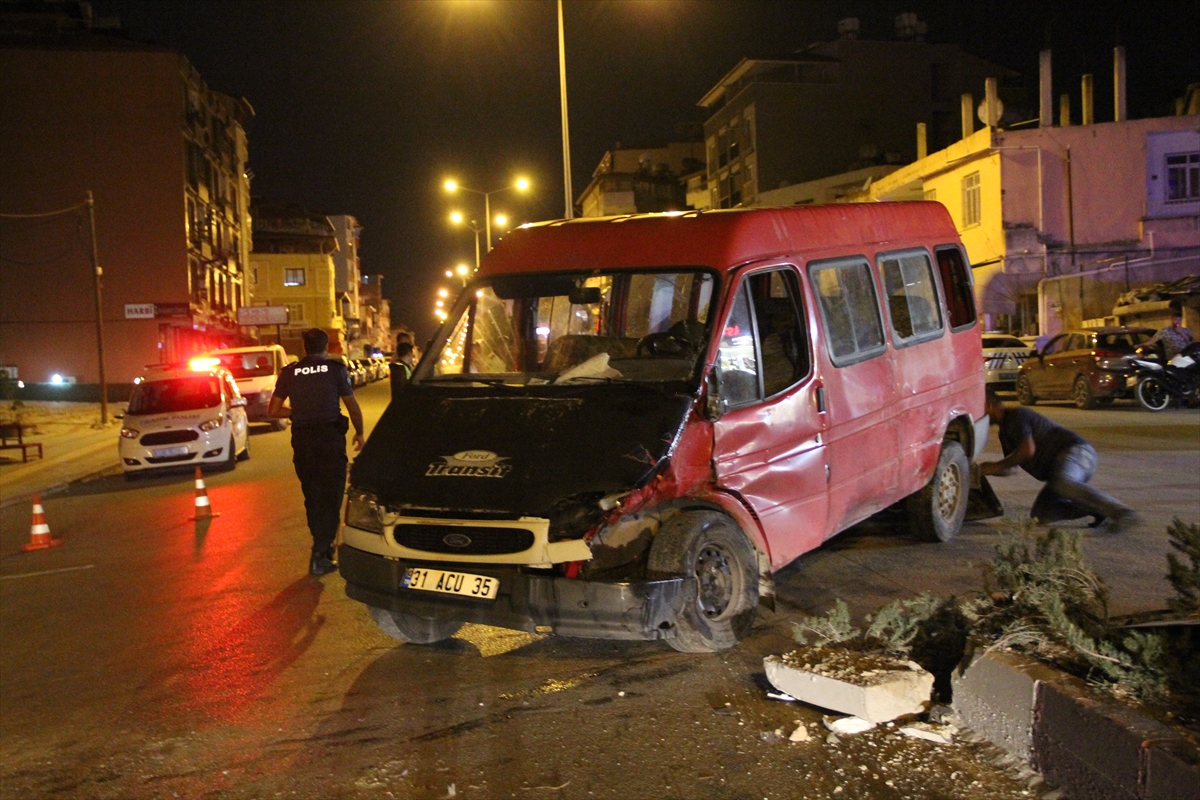 Hatay'da minibüsle otobüs çarpıştı: 7 yaralı