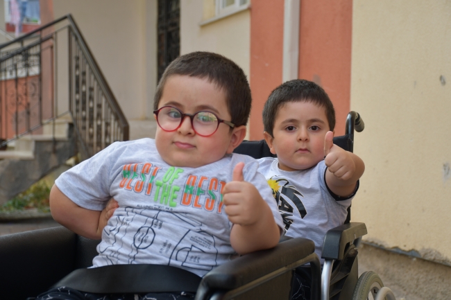 Cam kemik hastası ikizler için özel sandalye üretildi
