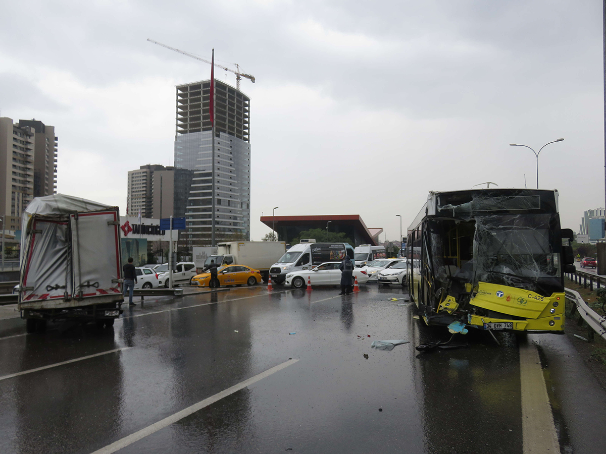 Maltepe'de İETT otobüsü ile kamyonet çarpıştı