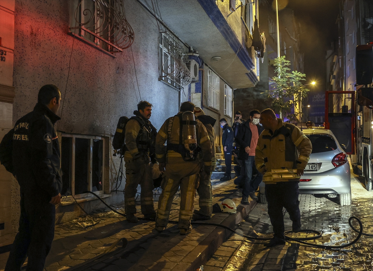 Sultangazi'de yangın: Komşular 11 kişiyi son anda kurtardı