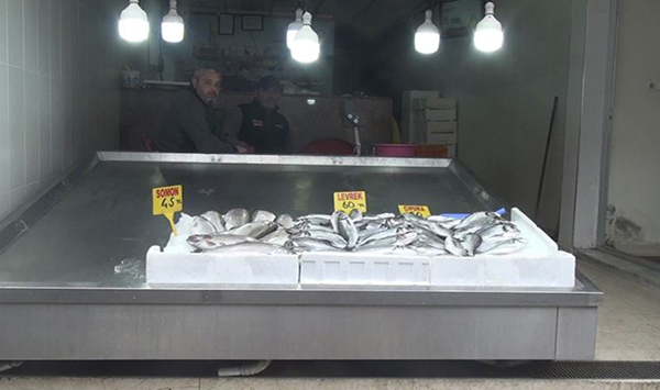 Karadeniz'de fırtına nedeniyle balık fiyatları arttı