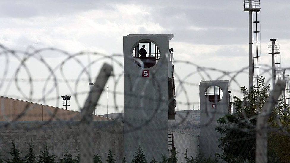 Açık cezaevlerinde hükümlülerin korona izinleri uzatıldı