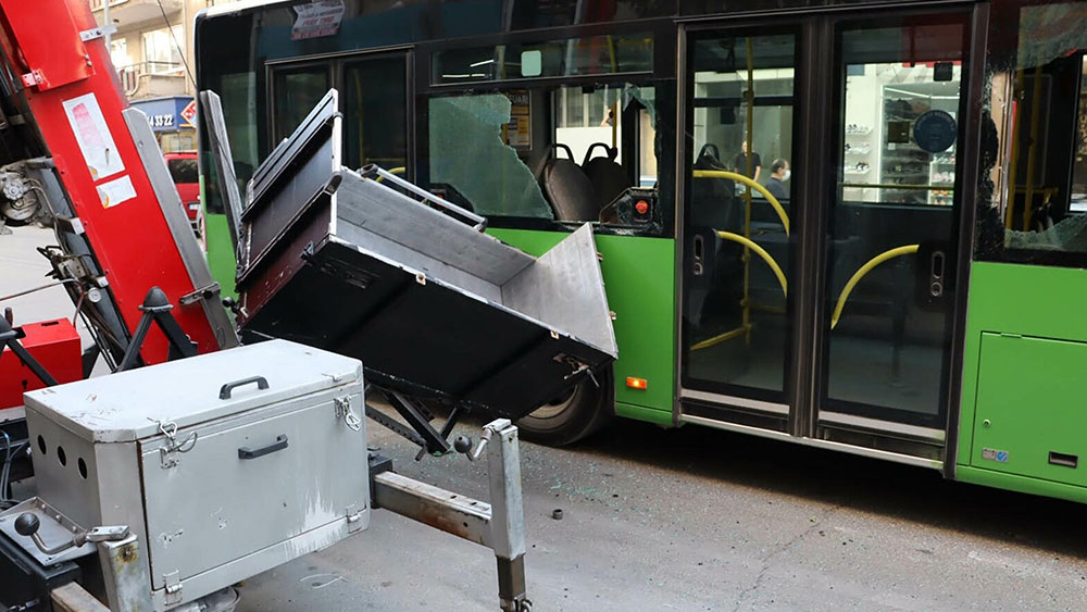 Yük asansörü belediye otobüsüne çarptı