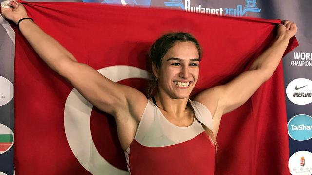 Milli güreşçi Buse Tosun Çavuşoğlu'ndan bronz madalya