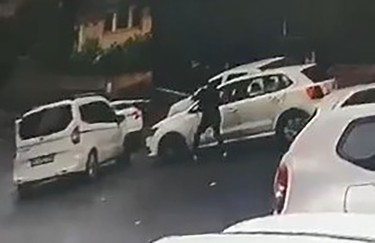 Aracıyla önünü kestiği arabanın sürücüsüne kurşun yağdırdı