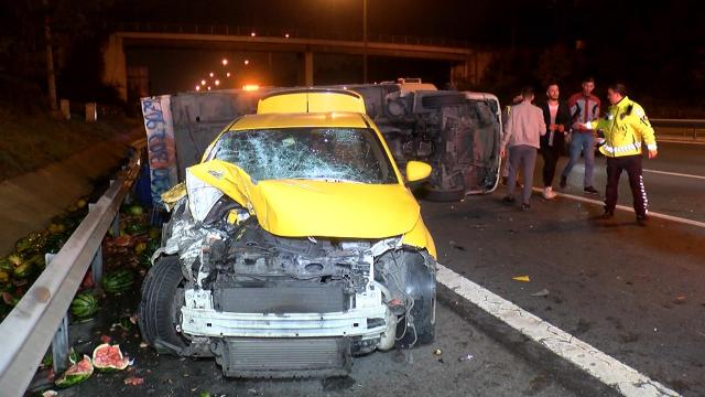 TEM'de kamyonet ile taksi çarpıştı: 4 yaralı