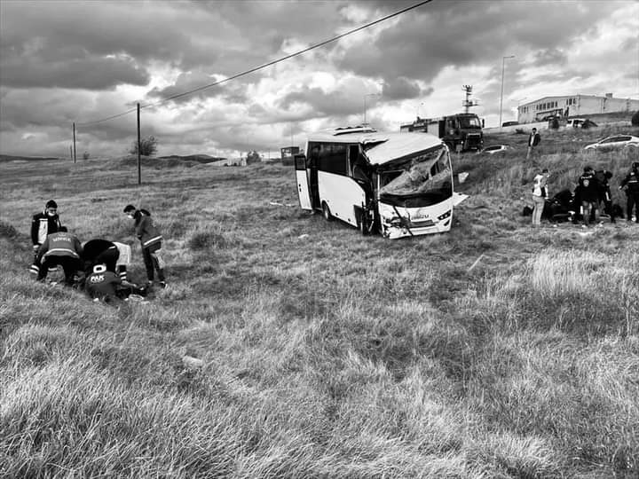 Çevik Kuvvet aracı kaza yaptı. 12 polis yaralandı