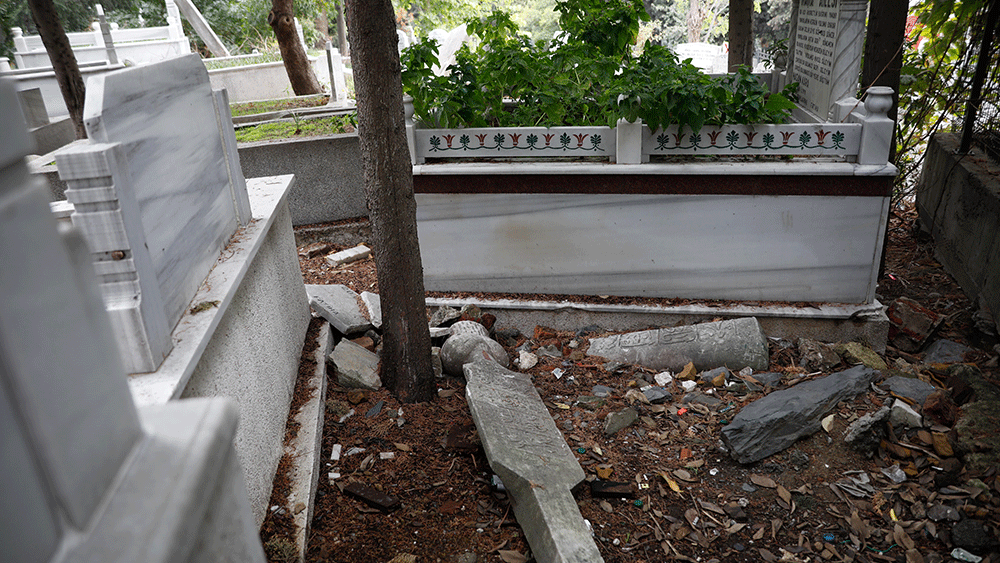Tarihi mezarlar çürümeye terk edildi