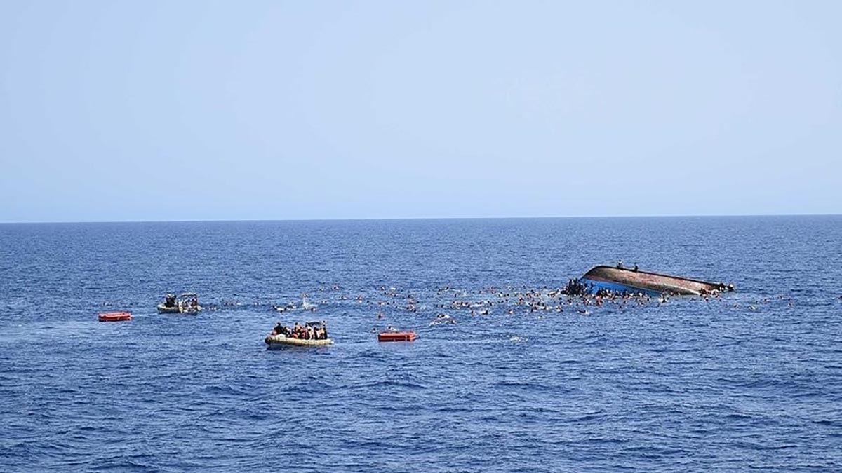 Alabora olan tekneden 123 düzensiz göçmen kurtarıldı