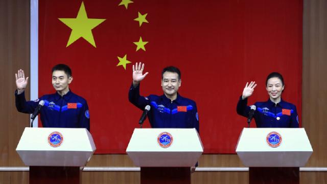 Çin uzaya göndereceği ekibi tanıttı