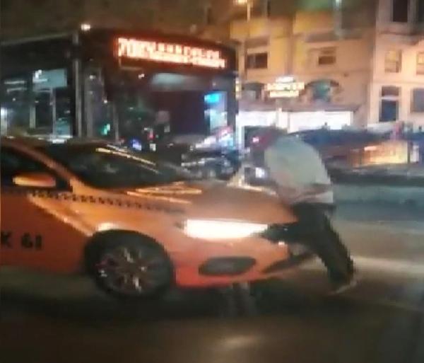 Çıldıran müşteri Beyoğlu'nda taksinin üstüne çıktı