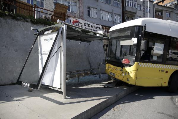 Kağıthane'de İETT otobüsü durağa çarptı