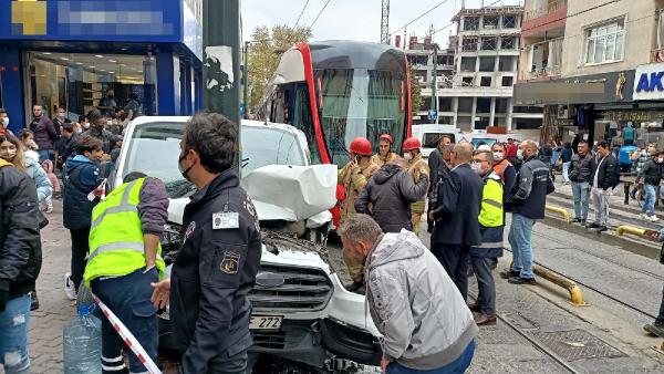 Zeytinburnu'nda araçla tramvay çarpıştı