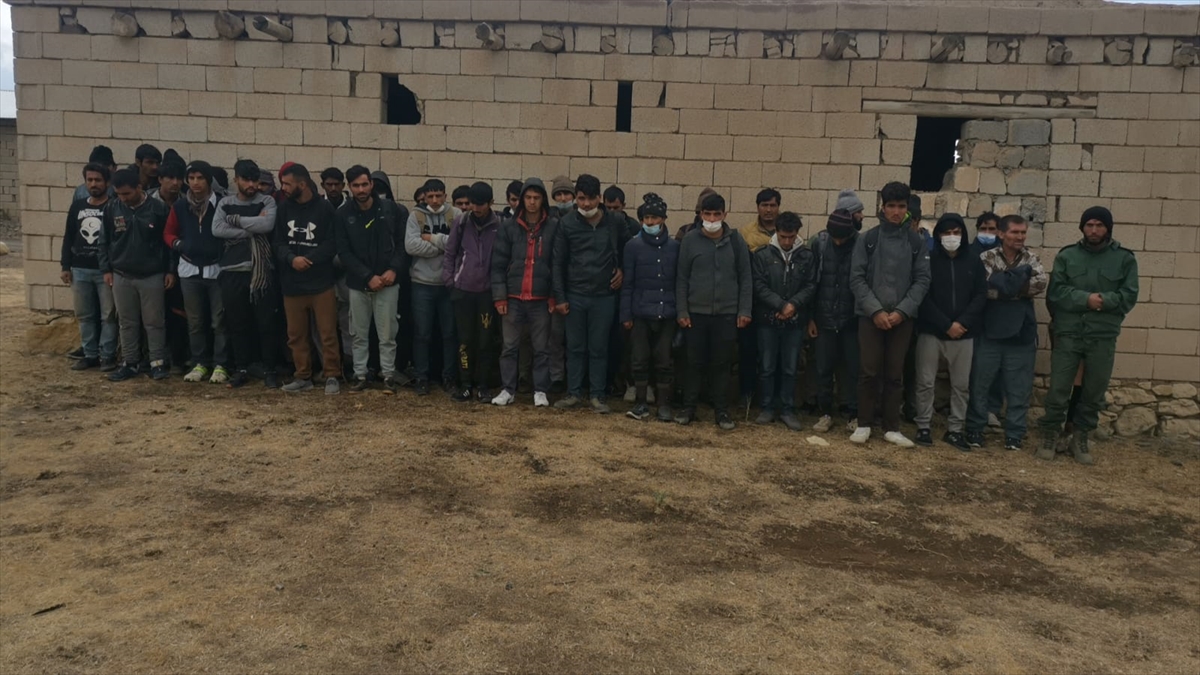 Van'da 164 Afgan göçmen yakalandı