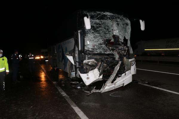Yolcu otobüsü TIR’a arkadan çarptı: 2’si ağır 12 yaralı