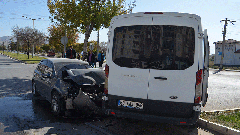 Öğrenci minibüsü kaza yaptı: 10 yaralı
