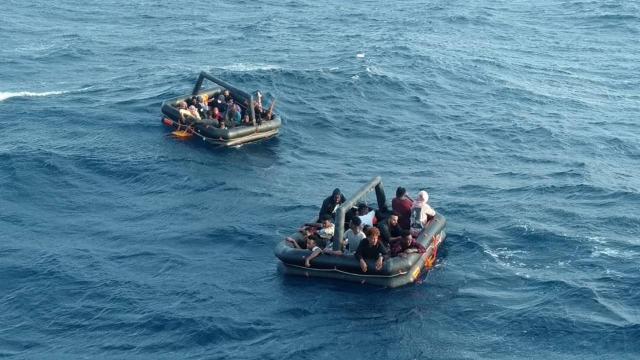 Türk kara sularına itilen kaçak göçmenler kurtarıldı