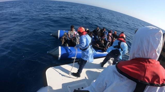 Türk kara sularına itilen 79 göçmen kurtarıldı