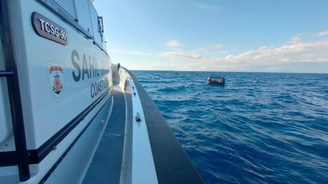 Lastik bottaki kaçak göçmenleri Sahil Güvenlik kurtardı