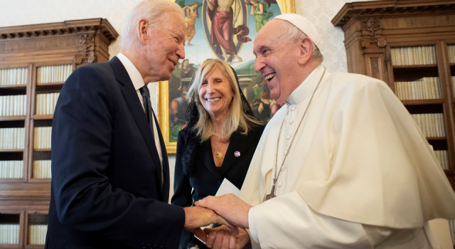 Papa Franciscus, ABD Başkanı Biden ile görüştü