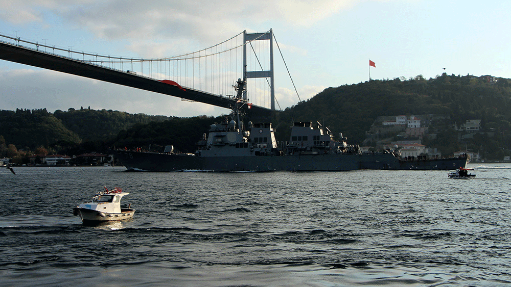 ABD savaş gemisi İstanbul Boğazı'ndan geçti