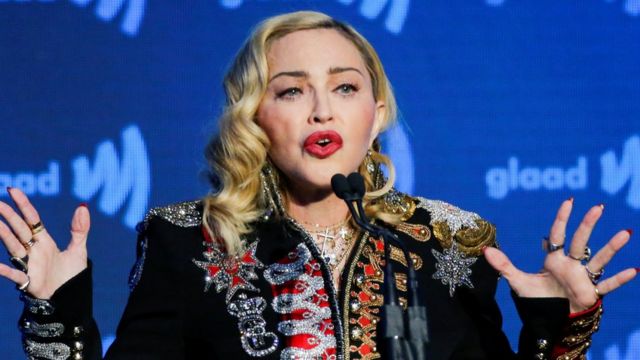 Madonna'nın yatakta verdiği çıplak poza tepki yağdı