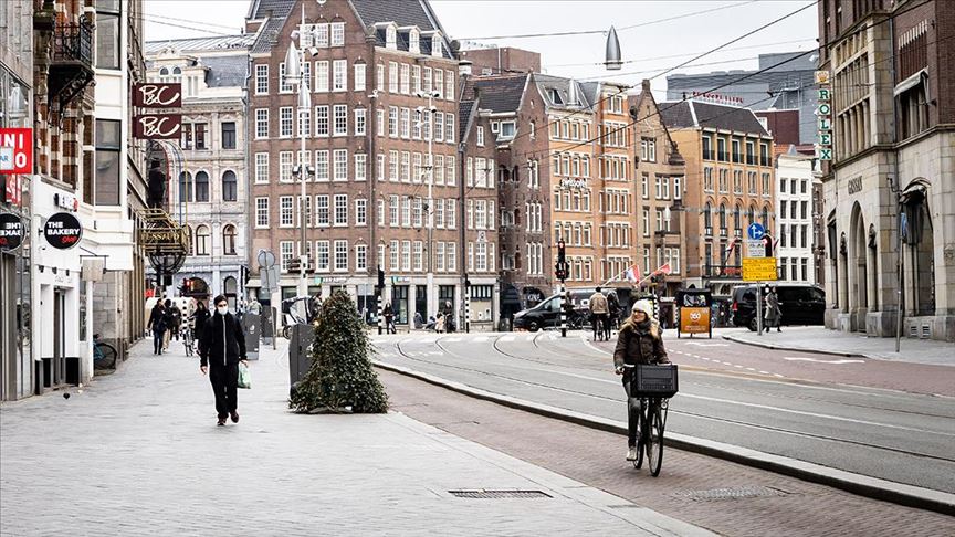 Hollanda'da maske ve sosyal mesafe zorunluluğu geri dönüyor