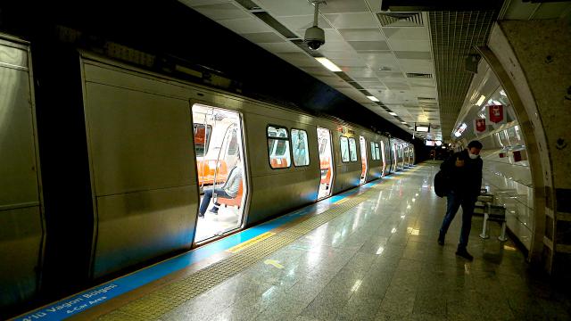 Metro'daki arıza nedeniyle seferler gecikmeli gerçekleştiriliyor