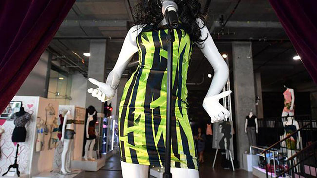 Amy Winehouse'un son giydiği elbiseye rekor ücret