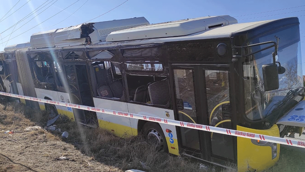 Belediye otobüsü direğe çarptı: 17 yaralı