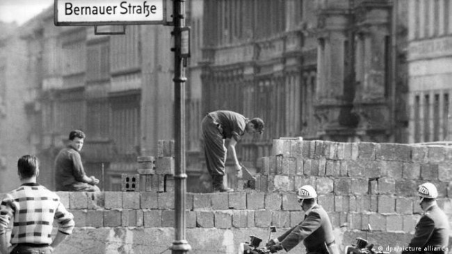 Berlin Duvarı 32 önce bugün yıkıldı
