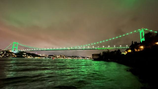 Fatih Sultan Mehmet Köprüsü yeşile büründü