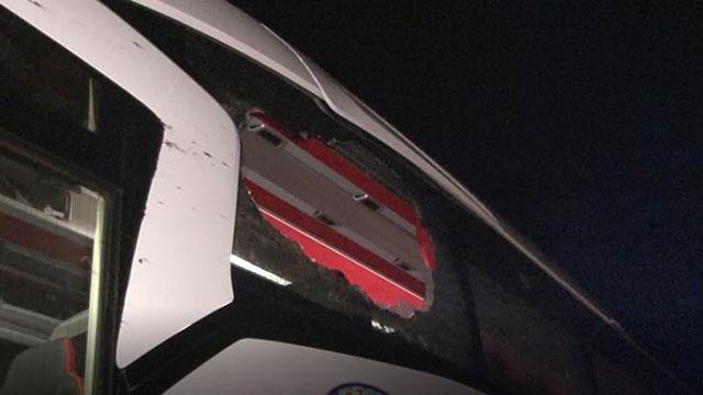 Kaza yapan aracın sıçrattığı taş otobüsteki yolcuyu yaraladı