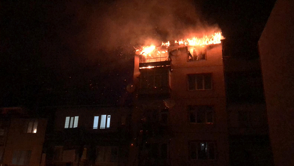 5 katlı binanın çatı katında yangın