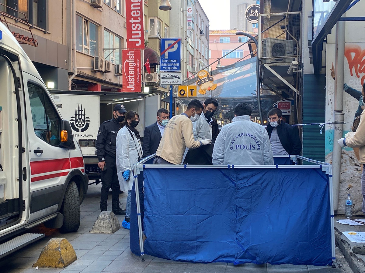 Kadıköy'de sokakta bir kişi ölü bulundu
