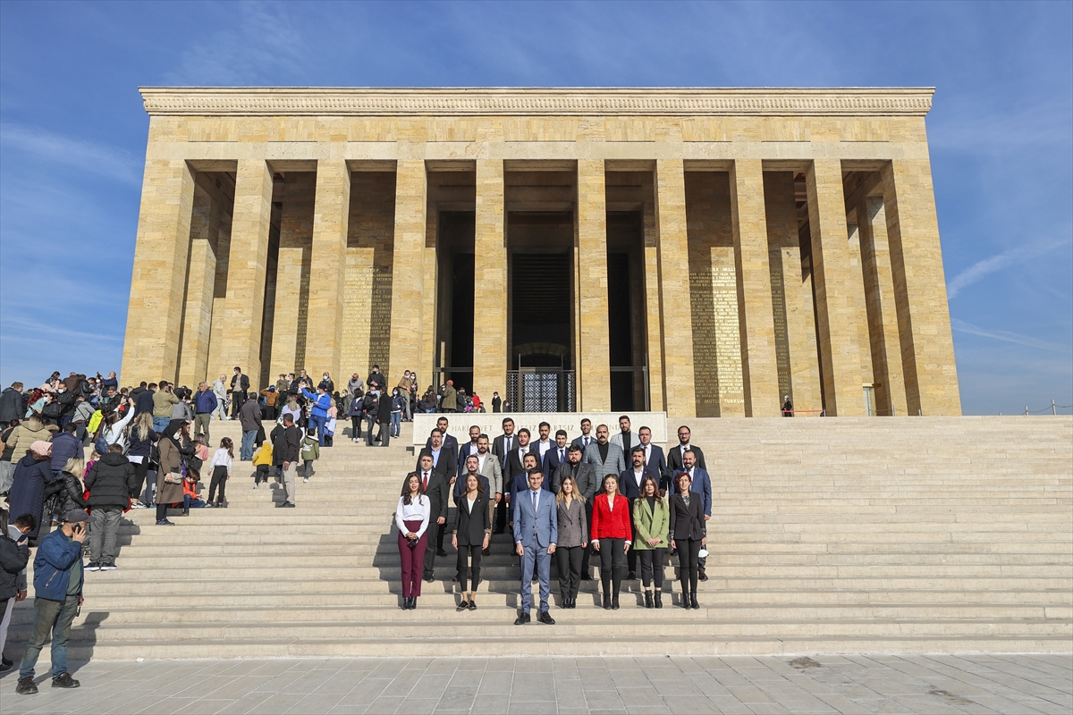 Yeni seçilen CHP Gençlik Kolları yönetiminden Anıtkabir'e ziyaret